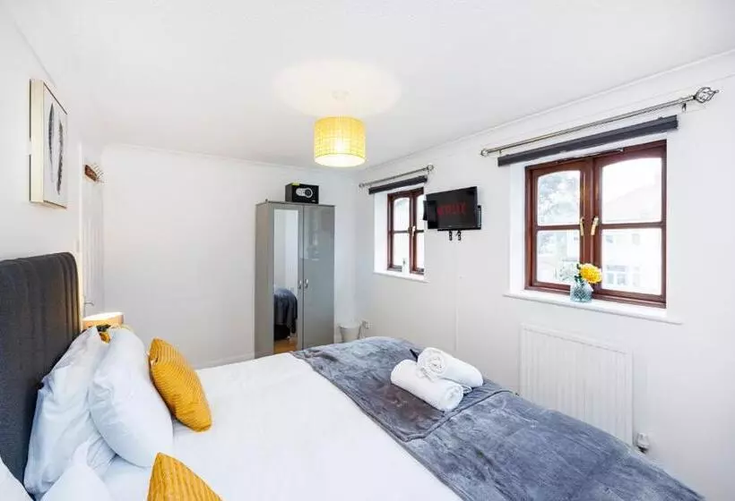 Lovely 2 Bd Hse With Parking Near Excel
