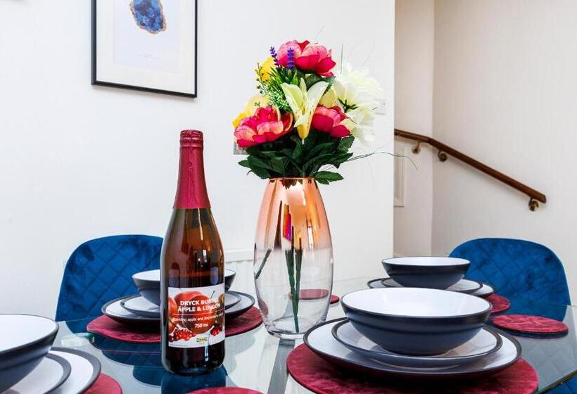 Lovely 2 Bd Hse With Parking Near Excel