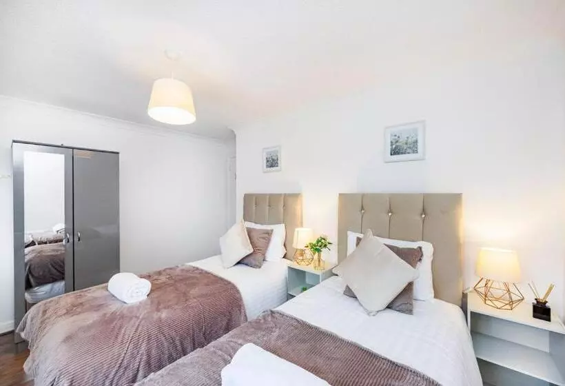 Lovely 2 Bd Hse With Parking Near Excel