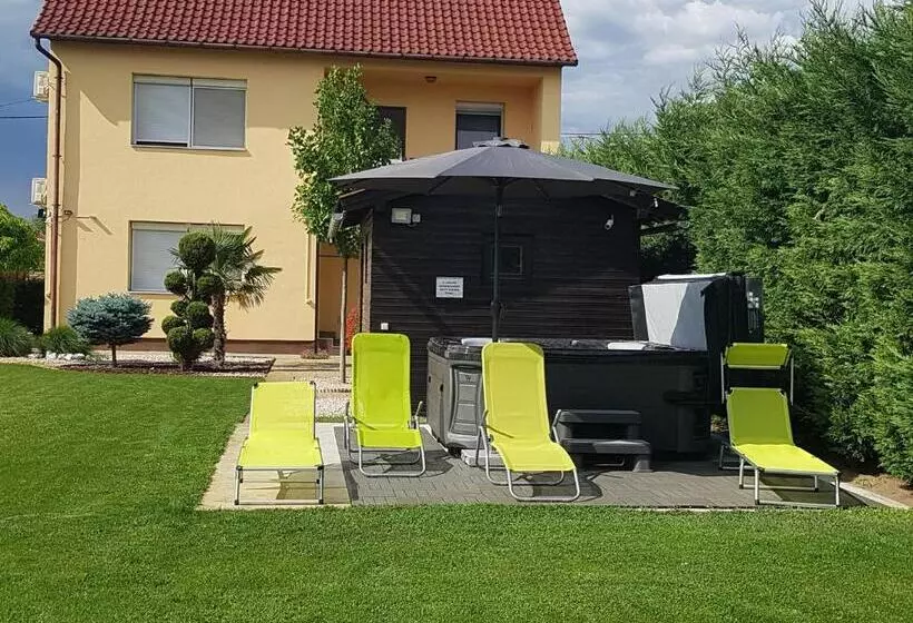 ペンション Mónika Vendégház