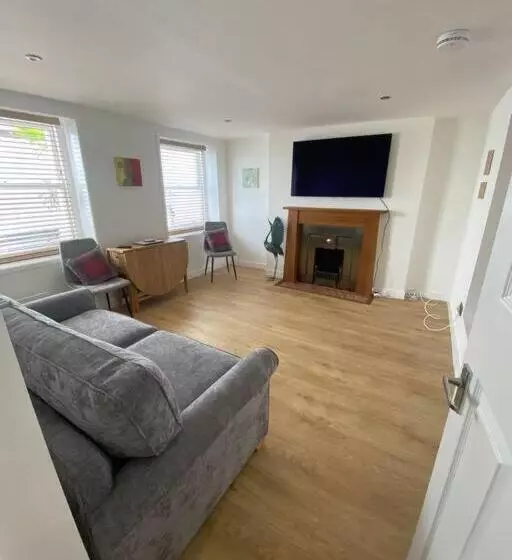 Relaxing Costal Retreat Sleeps Four People