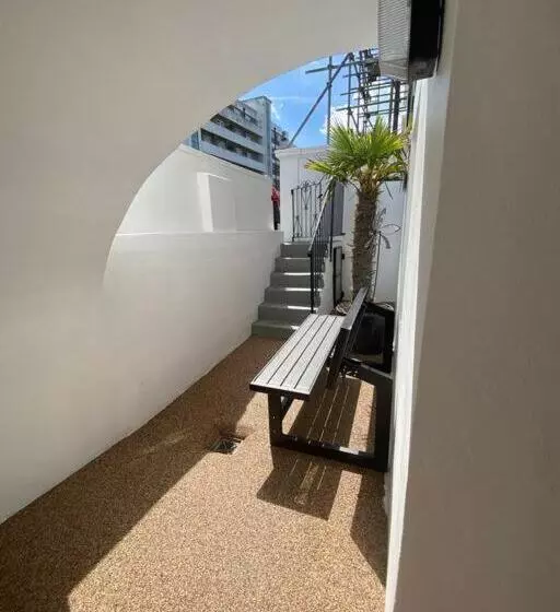 Relaxing Costal Retreat Sleeps Four People