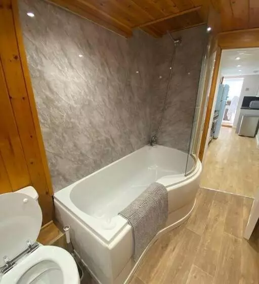 Relaxing Costal Retreat Sleeps Four People
