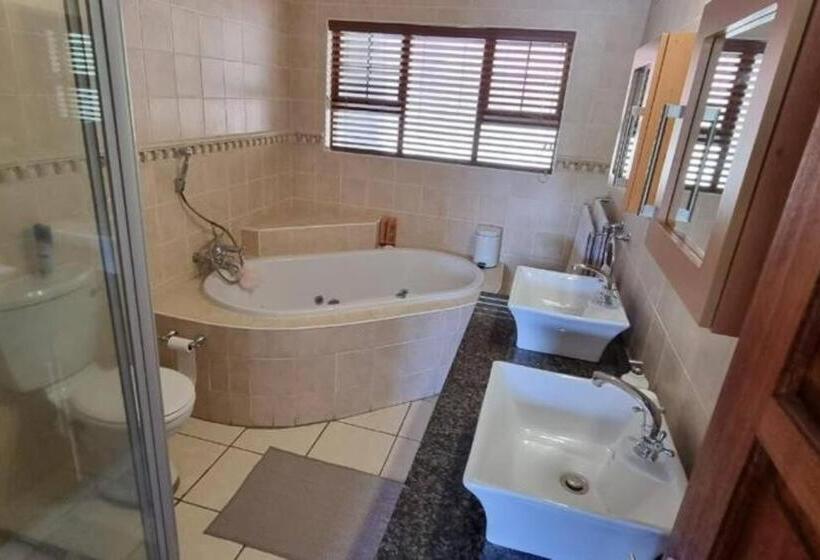 Fish Eagle Manor, Warmbaths