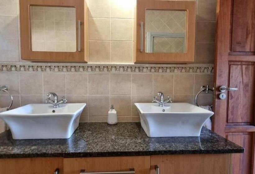 Fish Eagle Manor, Warmbaths