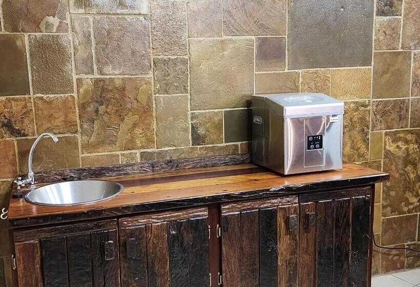 Fish Eagle Manor, Warmbaths