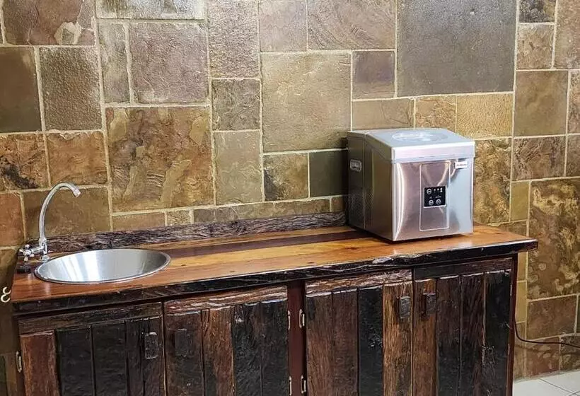 Fish Eagle Manor, Warmbaths