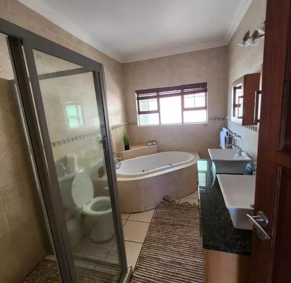 Fish Eagle Manor, Warmbaths