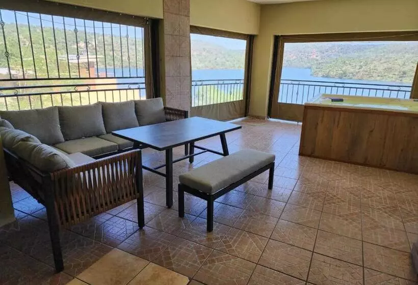 Fish Eagle Manor, Warmbaths