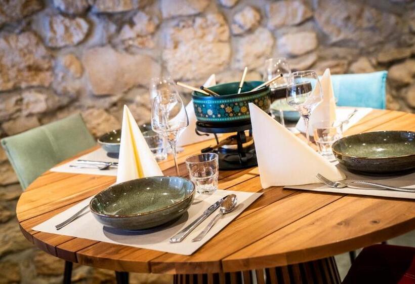 هتل Domaine Du Mont Saint Jean