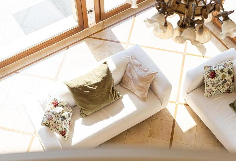 Villa Rolls   Porzione Di Villa Con Piscina,giardino E Parcheggi