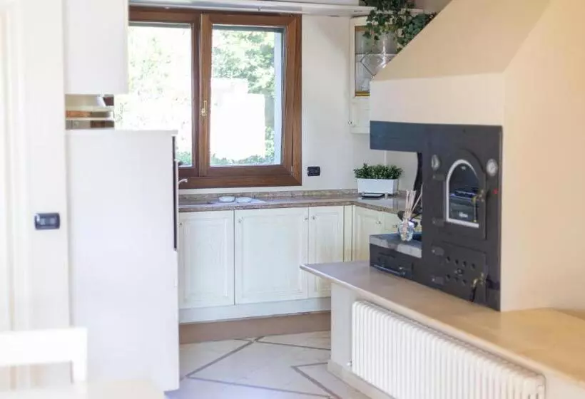 Villa Rolls   Porzione Di Villa Con Piscina,giardino E Parcheggi