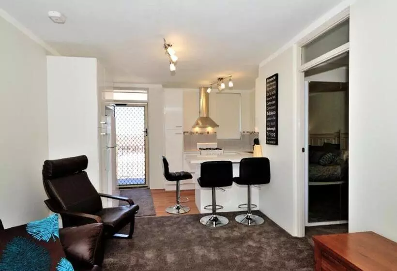 Harbour Breeze   Central Fremantle Apartment