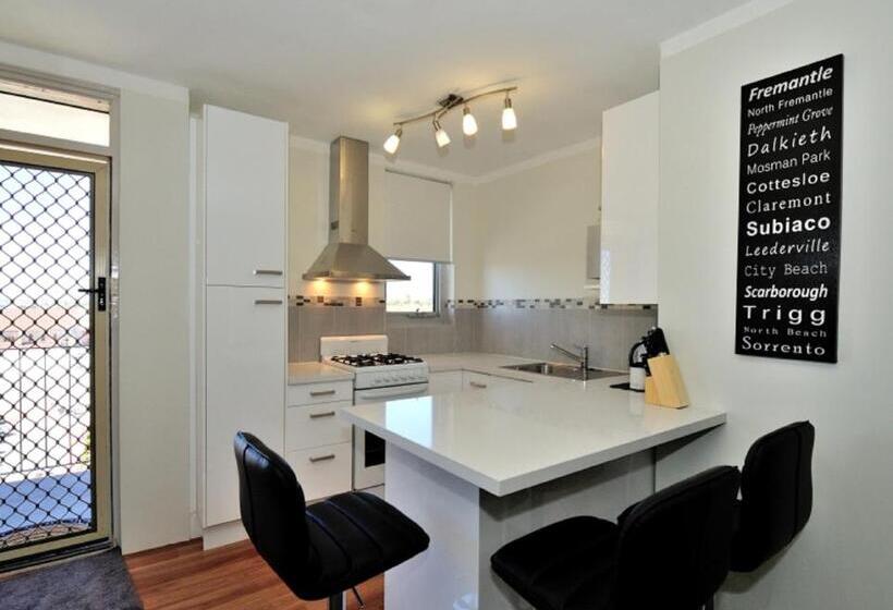 Harbour Breeze   Central Fremantle Apartment