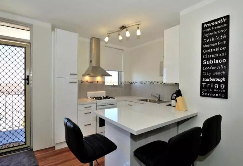 Harbour Breeze   Central Fremantle Apartment