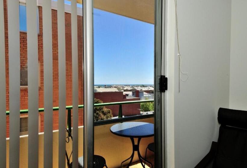 Harbour Breeze   Central Fremantle Apartment