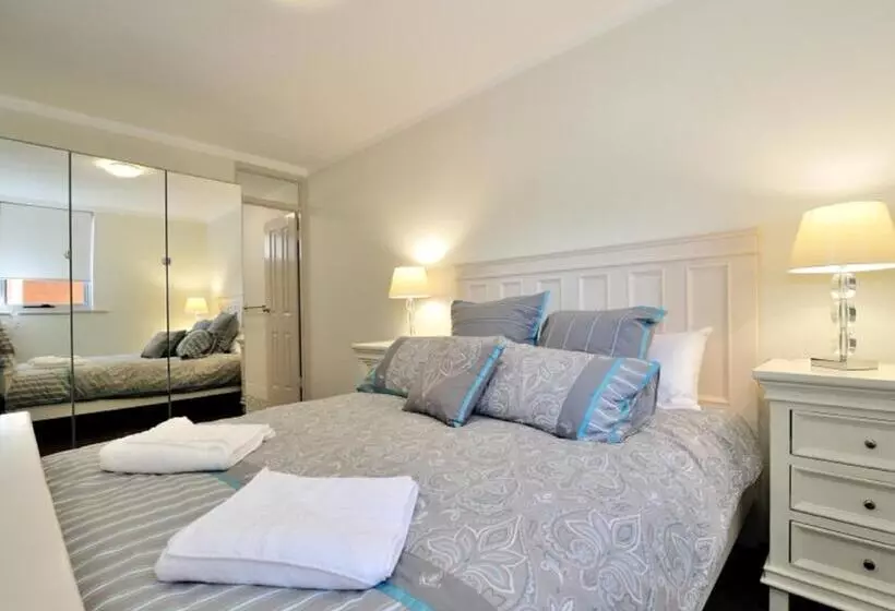 Harbour Breeze   Central Fremantle Apartment