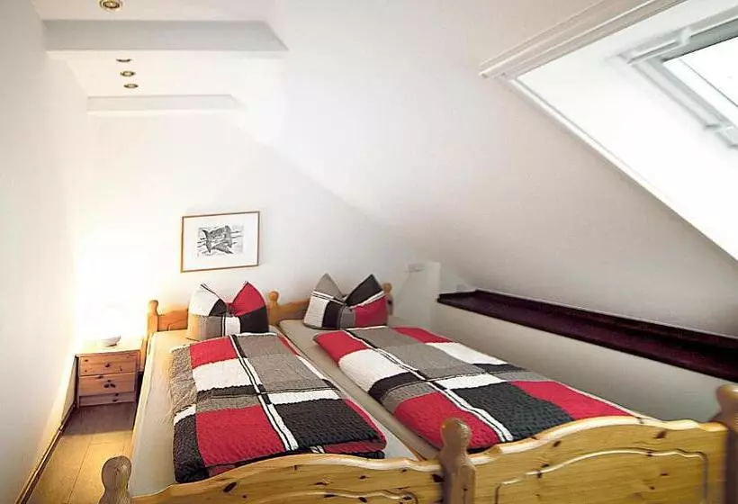 Haus Müritz, 14 Roter Milan