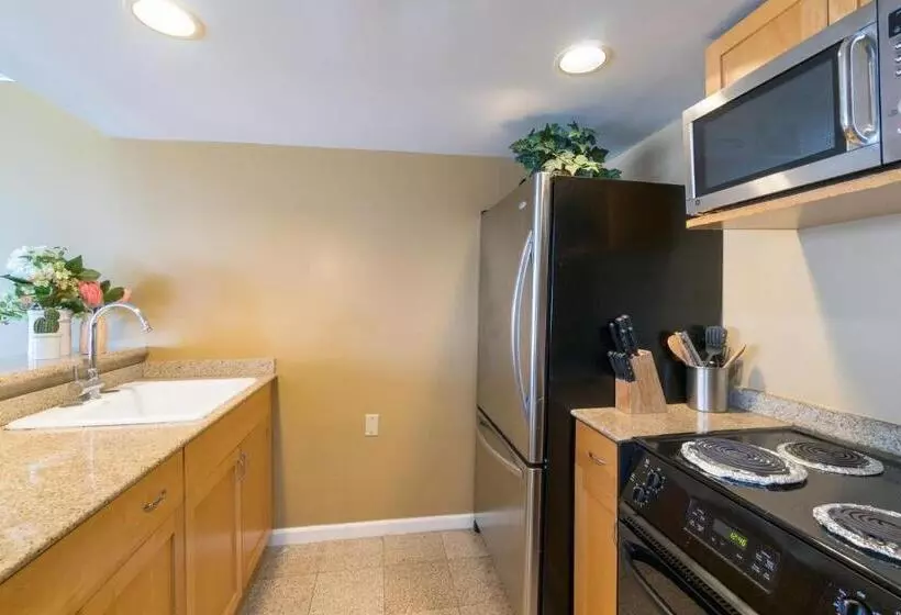 @ Marbella Lane Executive Suite, Steps To Beach