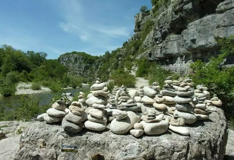 Aamiaismajoitus (B&B) Gîte Le Magnan, 55 M2, Au Calme, Terrasse, Jardin, Piscine Chauffée, Sud Ardèche