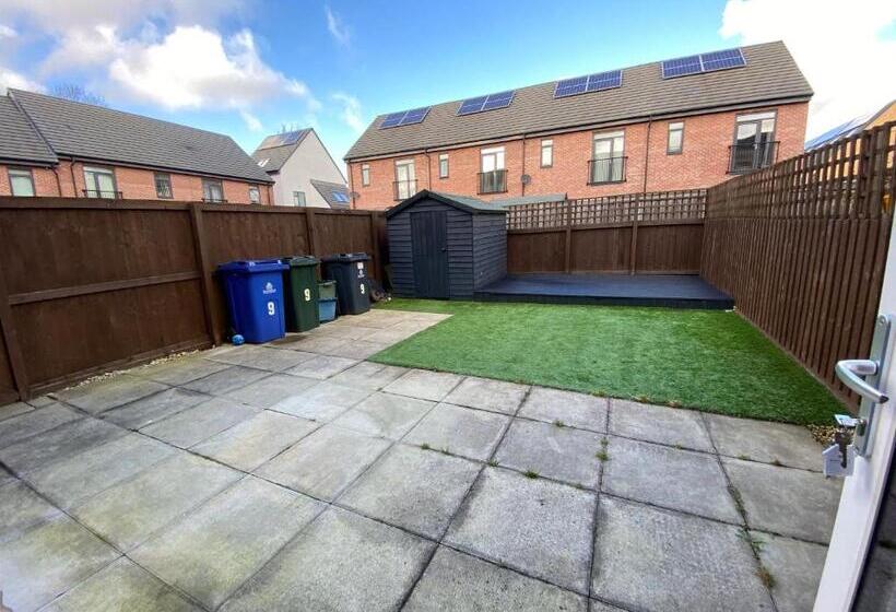 Heartswood Home Modern 3 Bedroom, Double Driveway