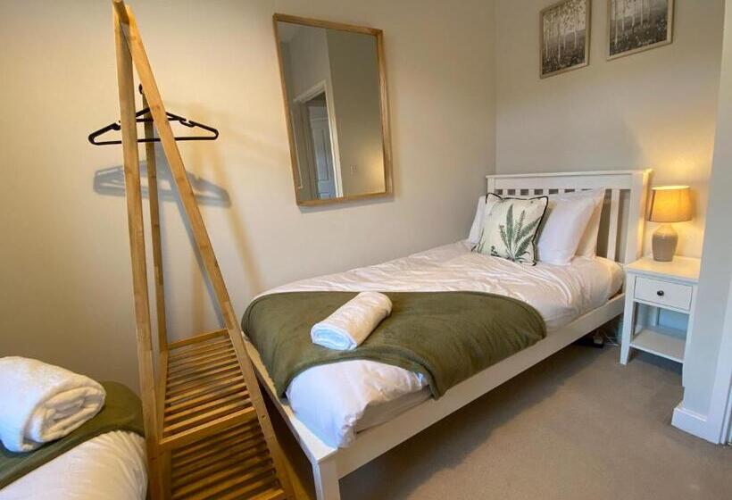 Heartswood Home Modern 3 Bedroom, Double Driveway