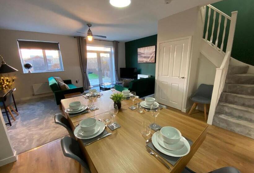 Heartswood Home Modern 3 Bedroom, Double Driveway