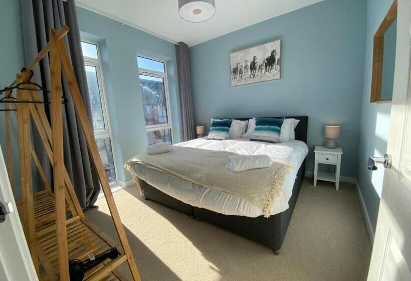 Heartswood Home Modern 3 Bedroom, Double Driveway