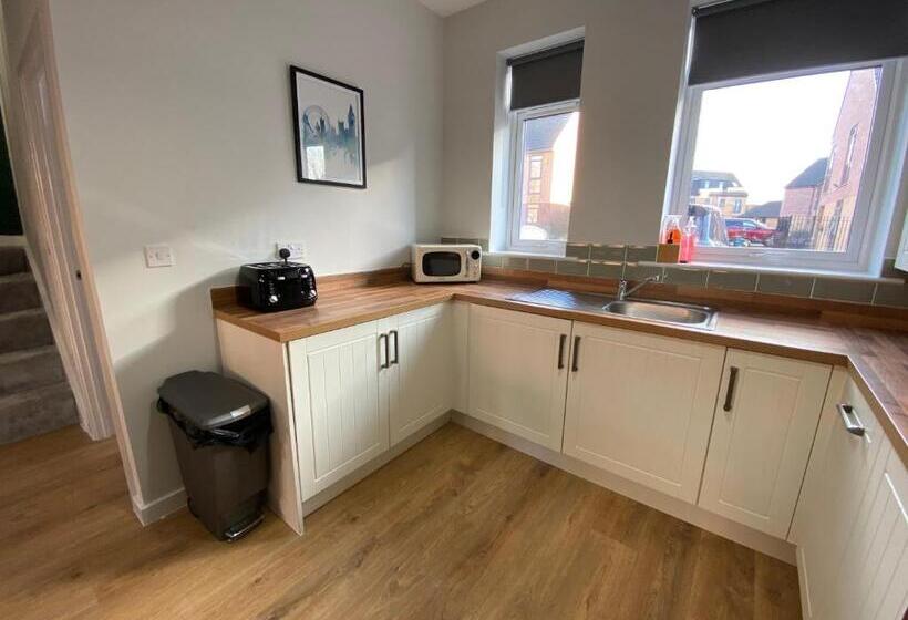 Heartswood Home Modern 3 Bedroom, Double Driveway