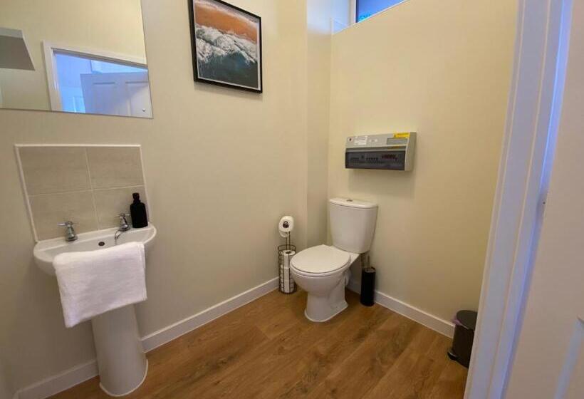 Heartswood Home Modern 3 Bedroom, Double Driveway