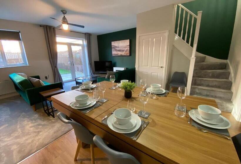 Heartswood Home Modern 3 Bedroom, Double Driveway