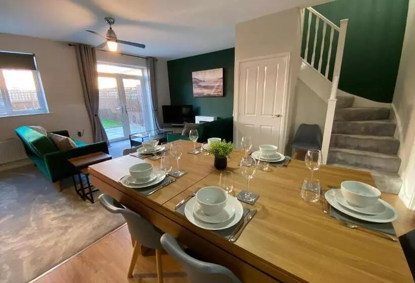 Heartswood Home Modern 3 Bedroom, Double Driveway