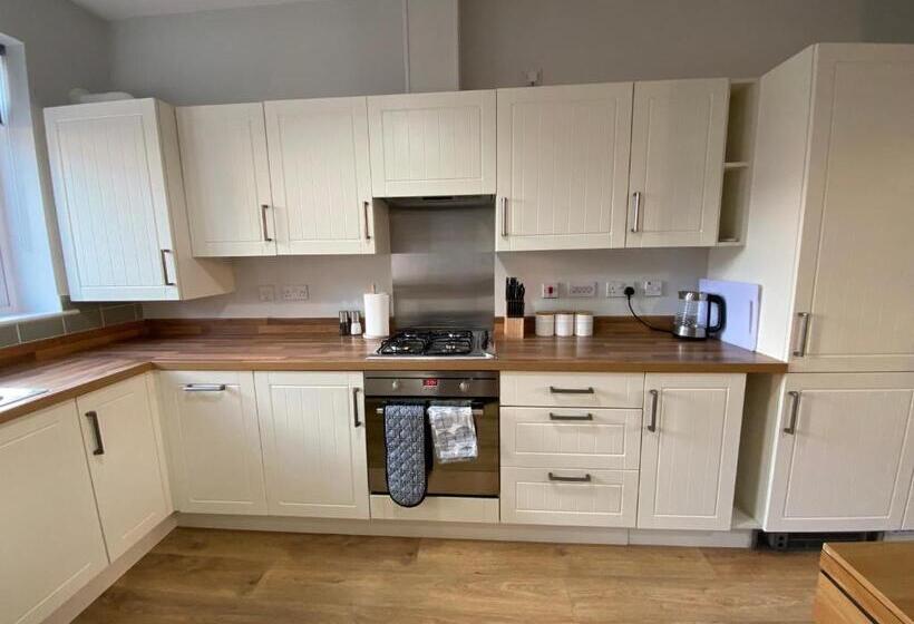 Heartswood Home Modern 3 Bedroom, Double Driveway