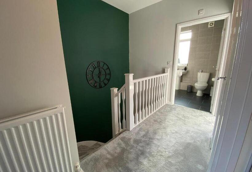 Heartswood Home Modern 3 Bedroom, Double Driveway