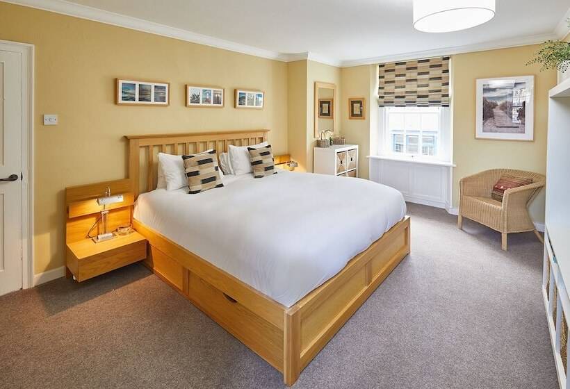 Host Stay Muggles Mews