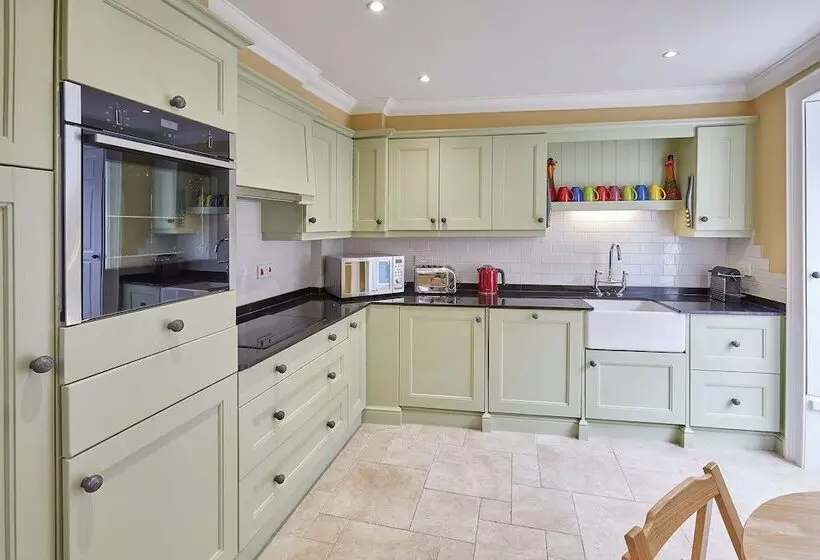 Host Stay Muggles Mews