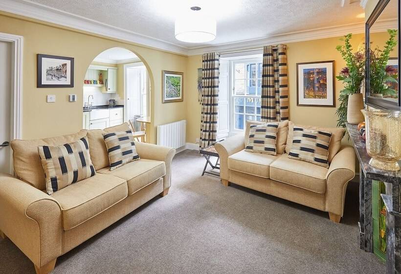 Host Stay Muggles Mews