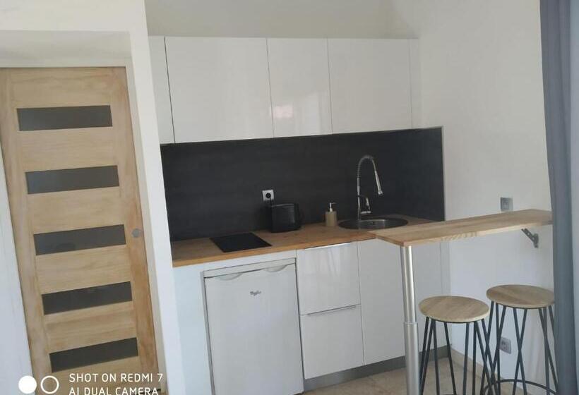 Proche Uzès Petit Gîte Avec Grande Cuisine D été Et Piscine