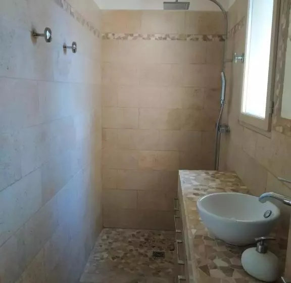 Proche Uzès Petit Gîte Avec Grande Cuisine D été Et Piscine