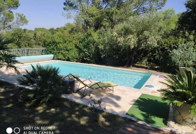 Proche Uzès Petit Gîte Avec Grande Cuisine D été Et Piscine