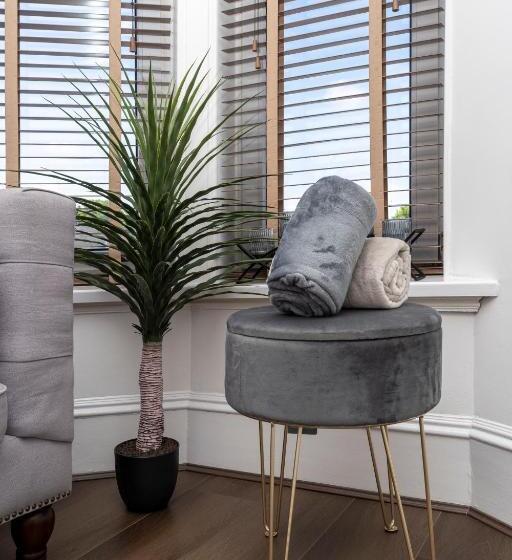 Howburn Residence Serviced Apartments   1,2& 3 Bedroom Apartments