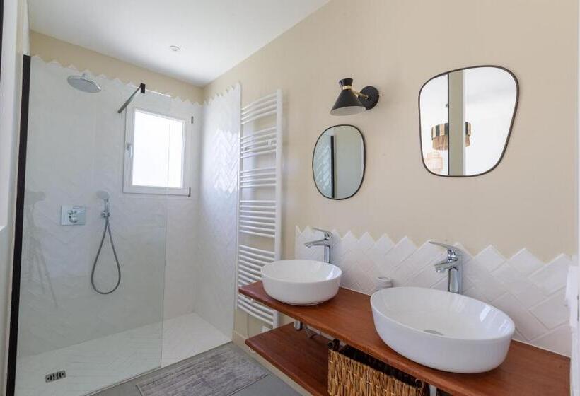 Magnifique Récente Villa De Charme Avec Piscine