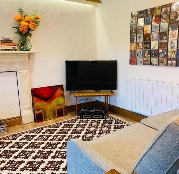 3 Bed Apartment/explore The Area/enjoy Our Pub