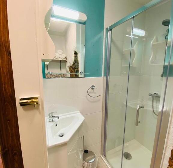 3 Bed Apartment/explore The Area/enjoy Our Pub