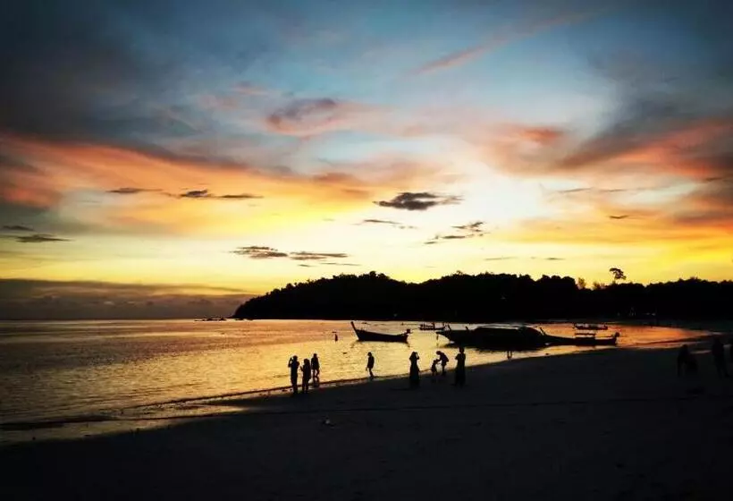 Hotelli Forra Pattaya Beach Front Bungalow