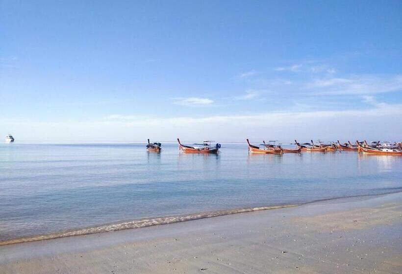 בית מלון כפרי Forra Pattaya Beach Front Bungalow