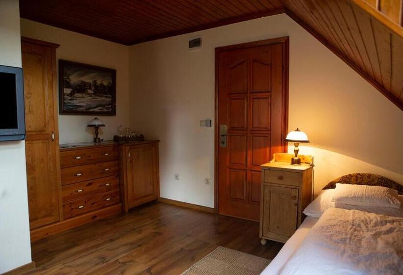 膳宿费 Sarok Vendégház