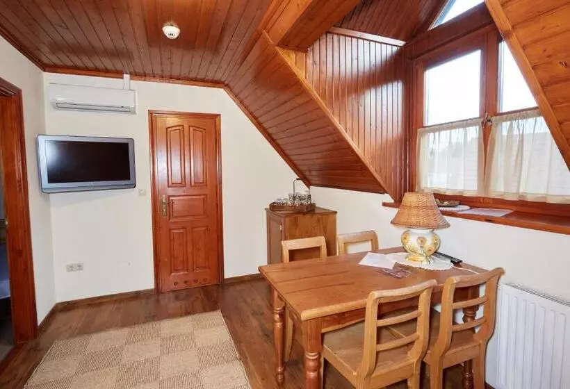 ペンション Sarok Vendégház