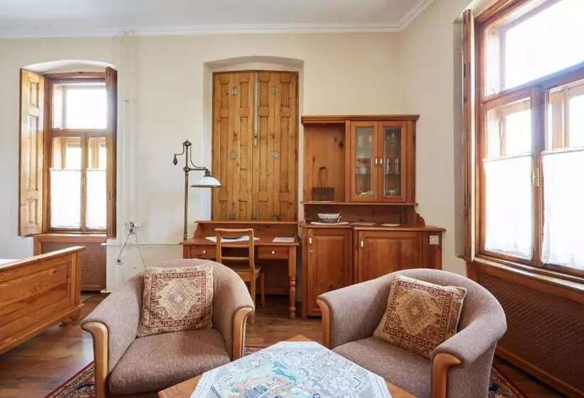 ペンション Sarok Vendégház