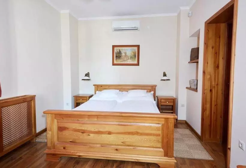 ペンション Sarok Vendégház